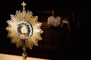 adoration-Corpus Christi-monstrance