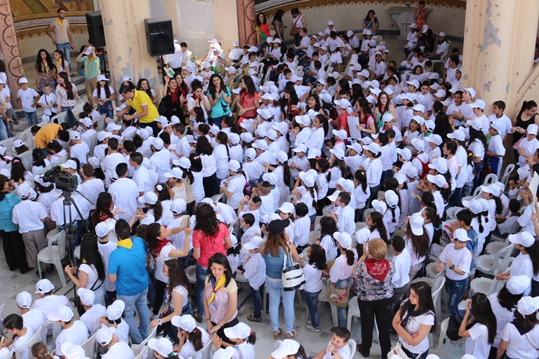 Thousands of Children in Syria Pray for Peace