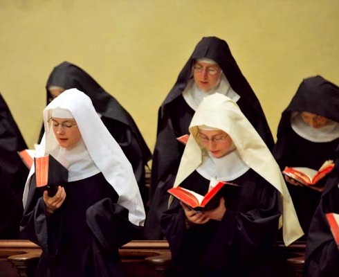 nuns-praying.jpg