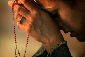 praying-the-rosary-724621